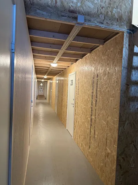 Gang mellom lagerboder