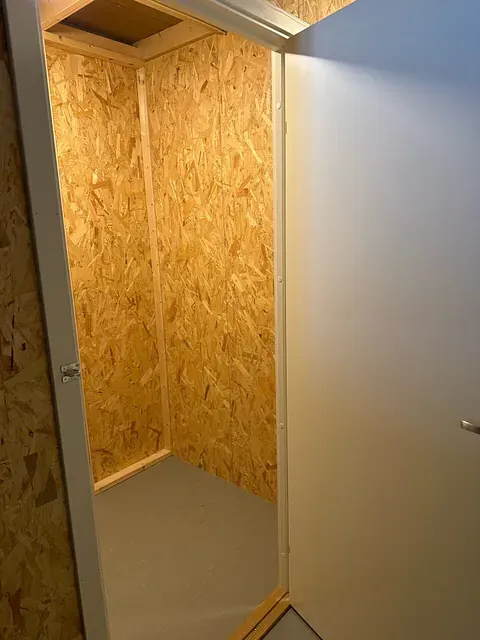 Tom lagerbod med åpen dør